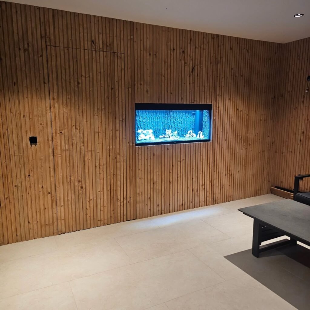 Wand met houten latten en een ingebouwde televisienis