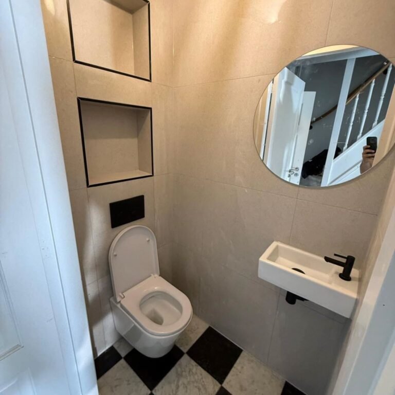 Gastentoilet met hangend toilet, kleine fontein en nis