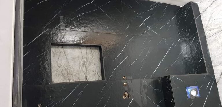 Zwarte marmerlook wand met verlichte inbouwnis