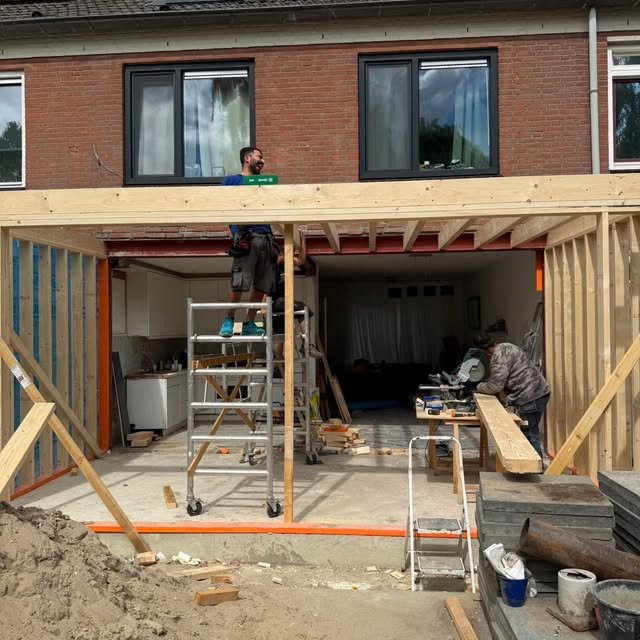 Aanbouw in uitvoering aan de achterzijde van een rijtjeswoning