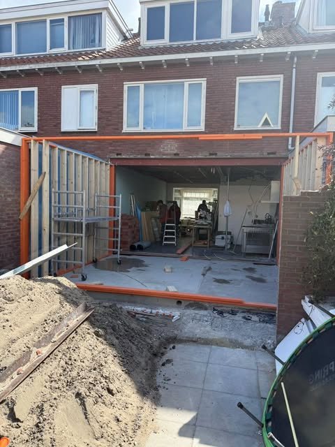 Achtergevel van een woning met open gevel en stalen frame