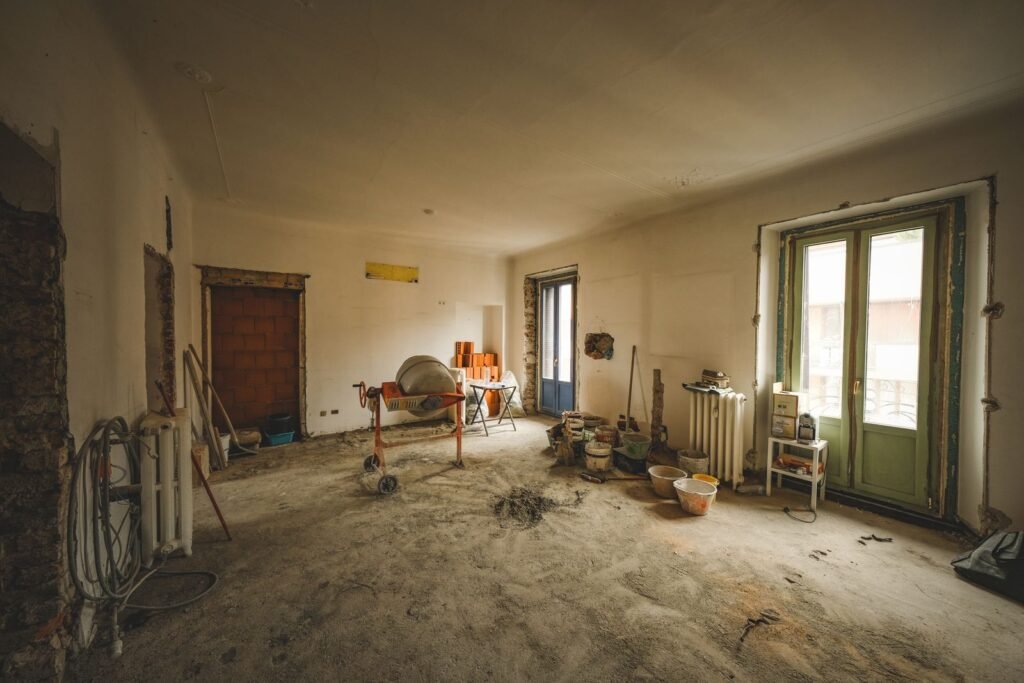 Lege woonkamer in renovatie met openslaande deuren
